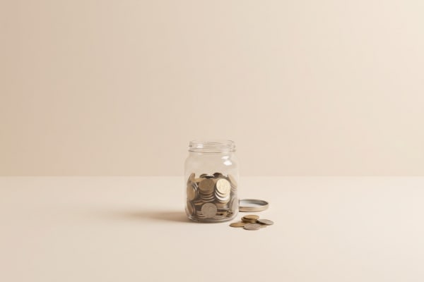 Un bocal avec des pieces